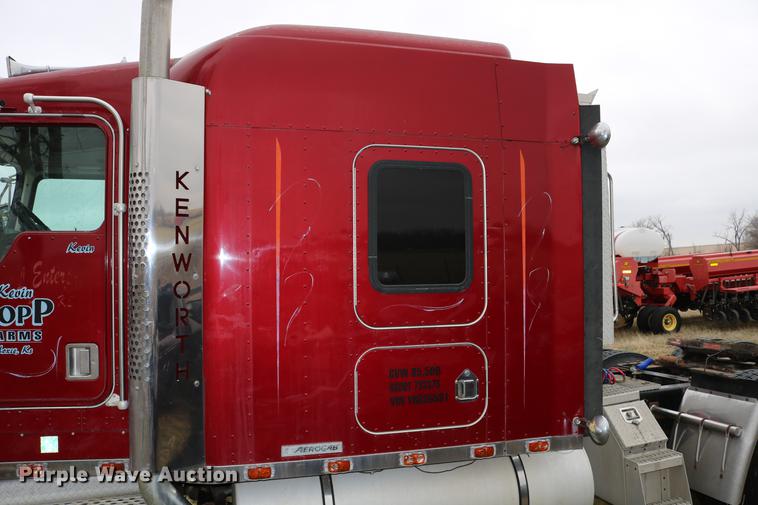 image for item DC7657 2000 Kenworth T800 semi truck