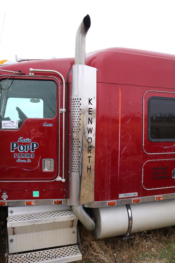 image for item DC7657 2000 Kenworth T800 semi truck