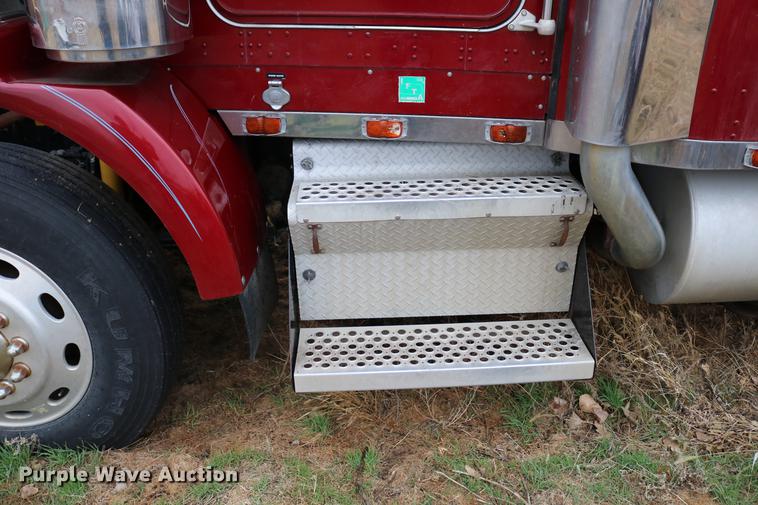 image for item DC7657 2000 Kenworth T800 semi truck