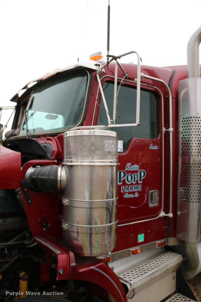 image for item DC7657 2000 Kenworth T800 semi truck