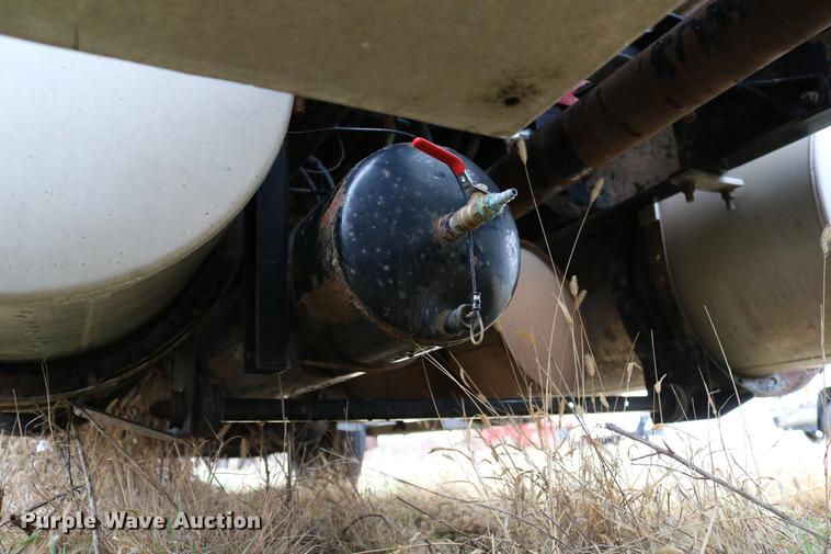 image for item DC7657 2000 Kenworth T800 semi truck