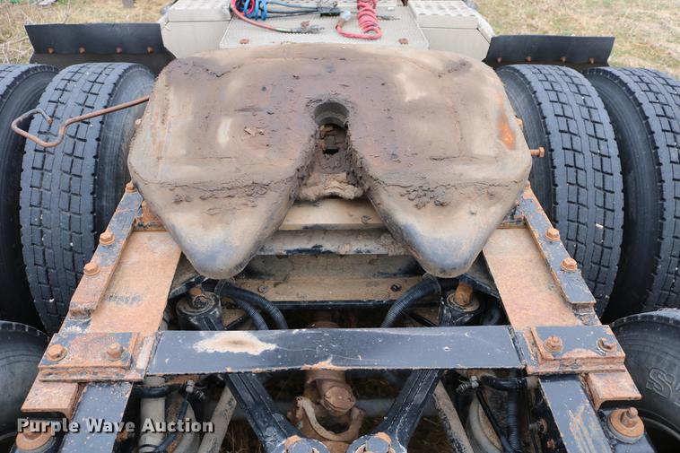 image for item DC7657 2000 Kenworth T800 semi truck