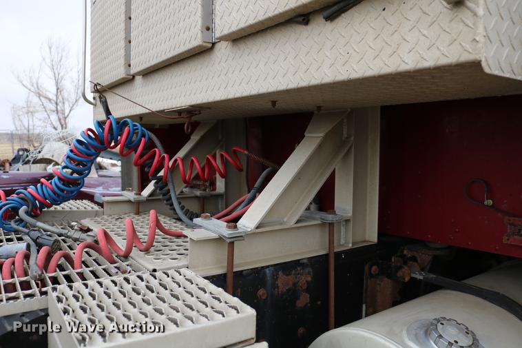 image for item DC7657 2000 Kenworth T800 semi truck