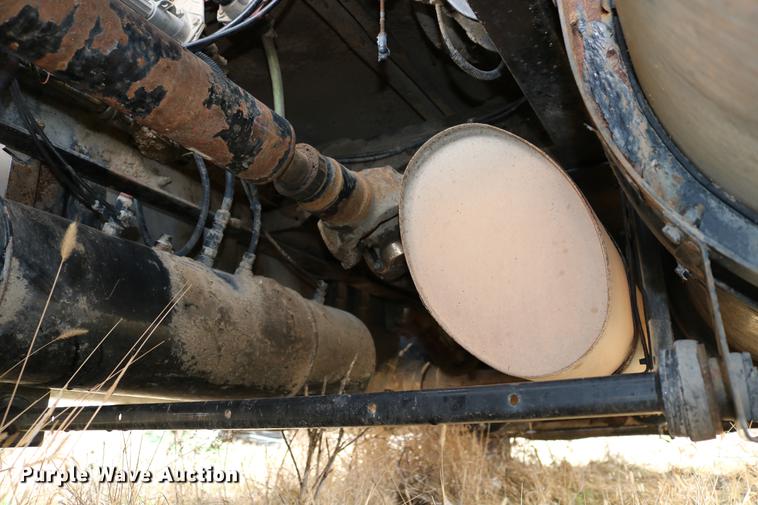 image for item DC7657 2000 Kenworth T800 semi truck