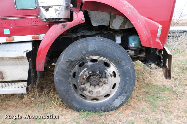 image for item DC7657 2000 Kenworth T800 semi truck