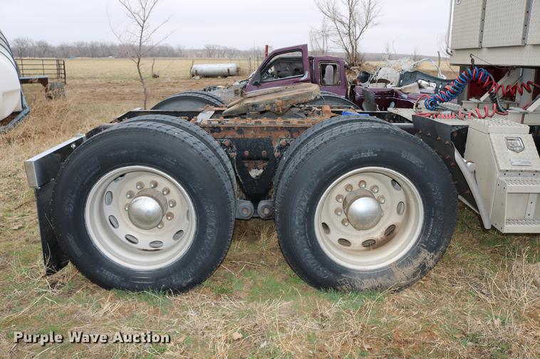 image for item DC7657 2000 Kenworth T800 semi truck