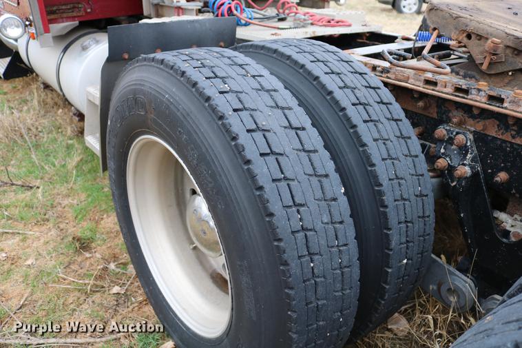 image for item DC7657 2000 Kenworth T800 semi truck