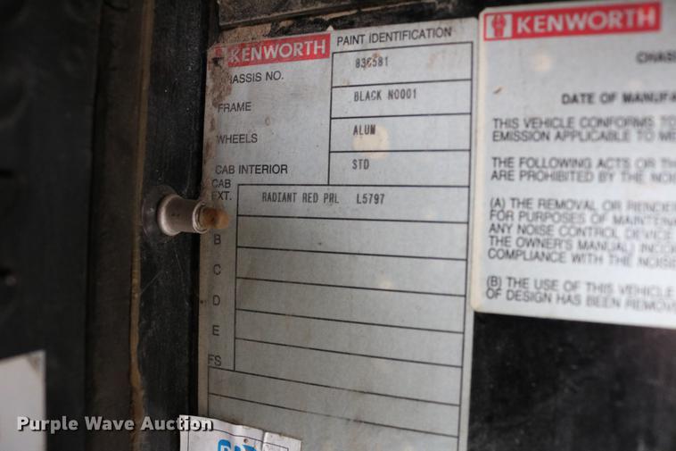 image for item DC7657 2000 Kenworth T800 semi truck