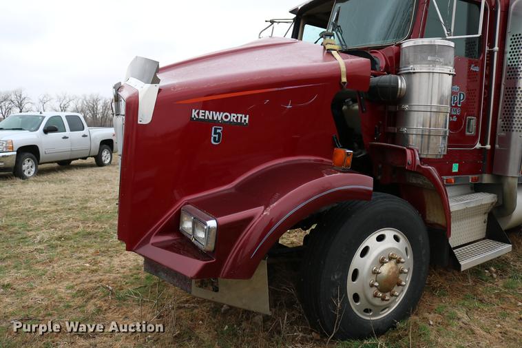 image for item DC7657 2000 Kenworth T800 semi truck