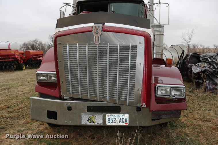 image for item DC7657 2000 Kenworth T800 semi truck
