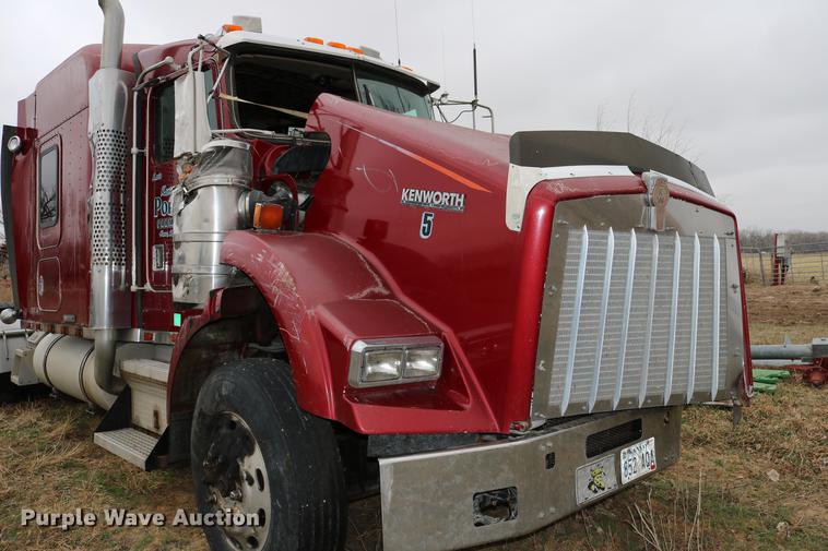 image for item DC7657 2000 Kenworth T800 semi truck