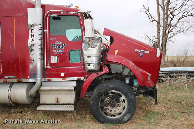 image for item DC7657 2000 Kenworth T800 semi truck