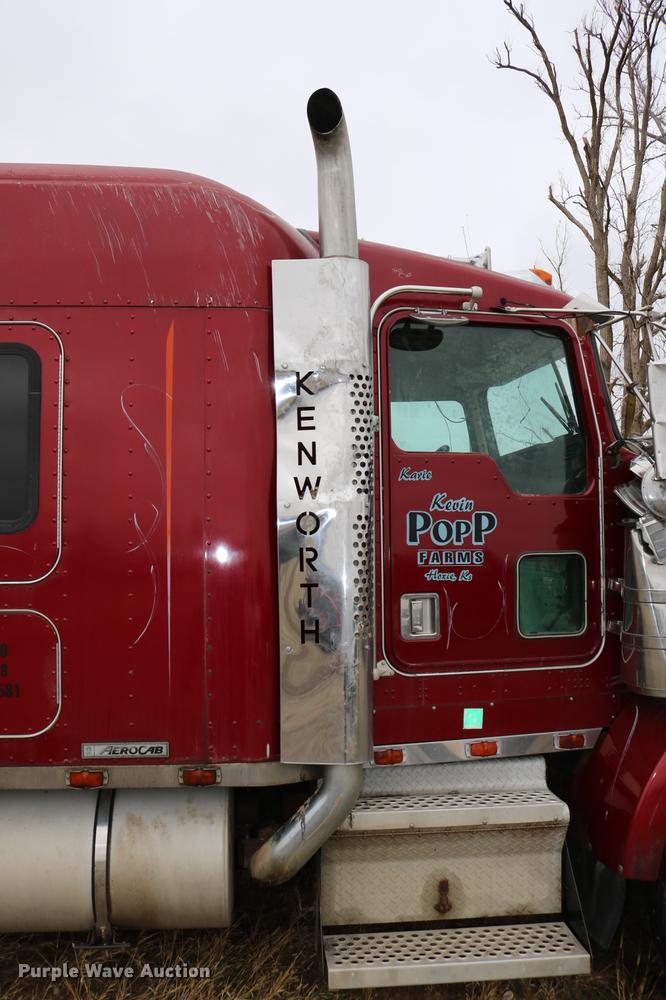 image for item DC7657 2000 Kenworth T800 semi truck
