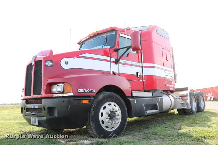 image for item DD4255 2005 Kenworth T600 semi truck