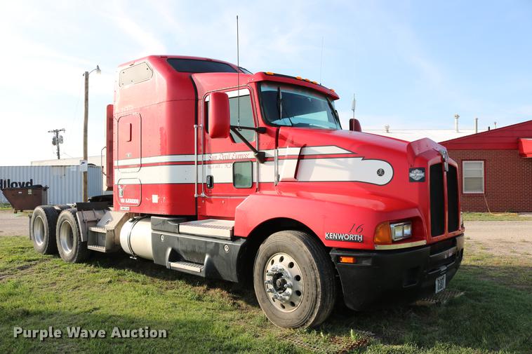 image for item DD4255 2005 Kenworth T600 semi truck