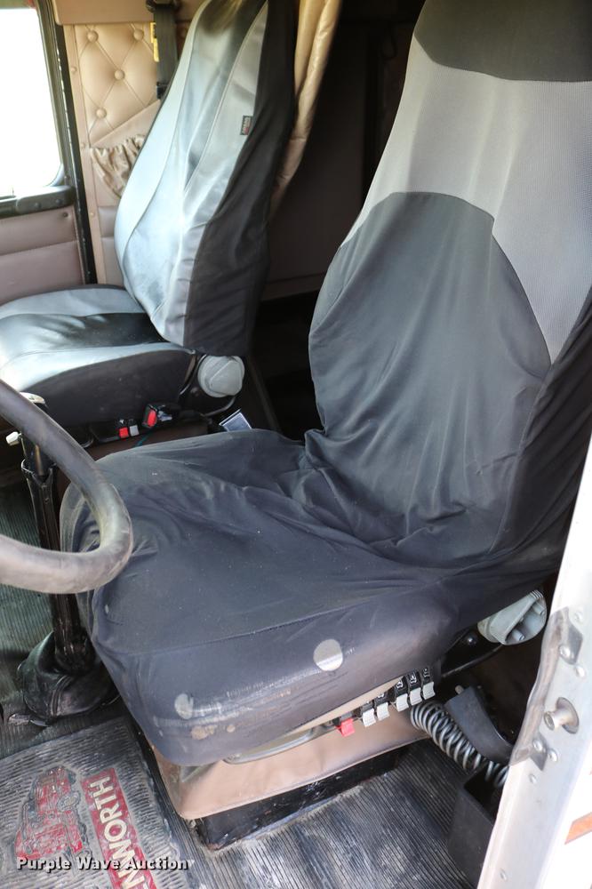 image for item DD4255 2005 Kenworth T600 semi truck