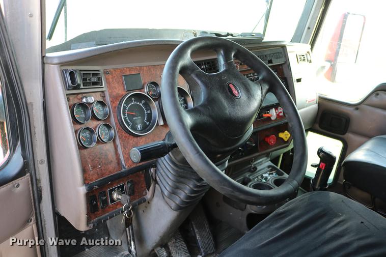 image for item DD4255 2005 Kenworth T600 semi truck