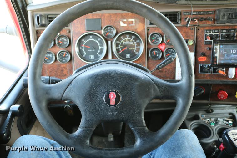 image for item DD4255 2005 Kenworth T600 semi truck