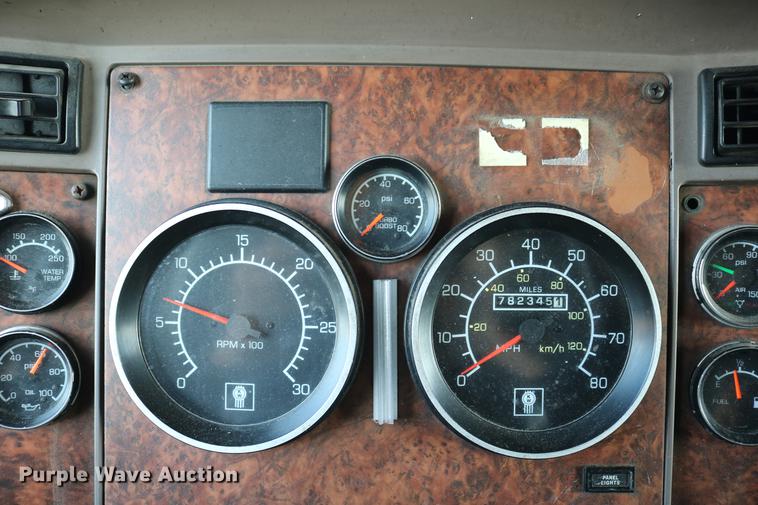 image for item DD4255 2005 Kenworth T600 semi truck