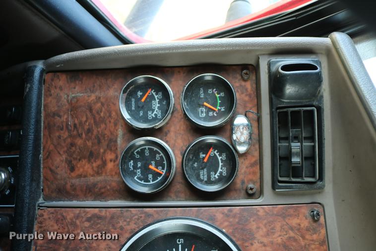 image for item DD4255 2005 Kenworth T600 semi truck