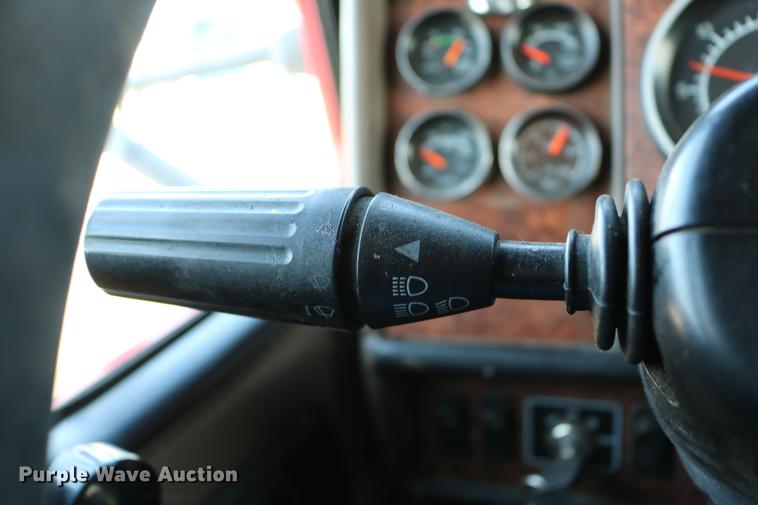 image for item DD4255 2005 Kenworth T600 semi truck