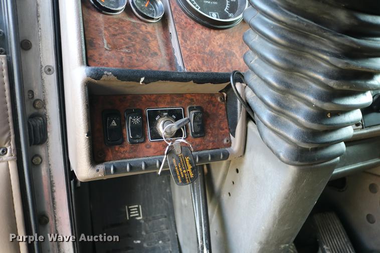 image for item DD4255 2005 Kenworth T600 semi truck