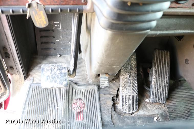 image for item DD4255 2005 Kenworth T600 semi truck