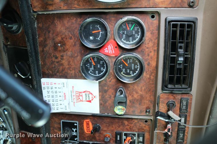 image for item DD4255 2005 Kenworth T600 semi truck