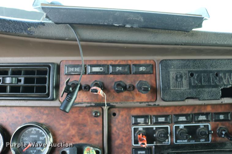 image for item DD4255 2005 Kenworth T600 semi truck