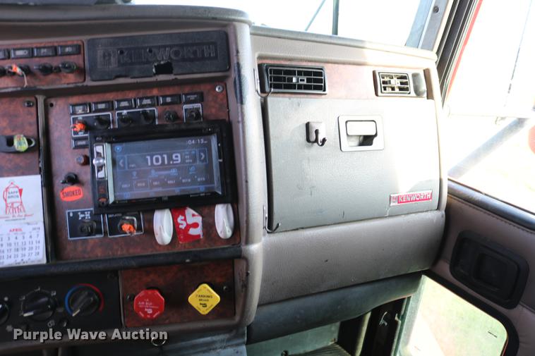 image for item DD4255 2005 Kenworth T600 semi truck