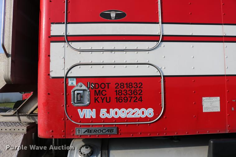 image for item DD4255 2005 Kenworth T600 semi truck