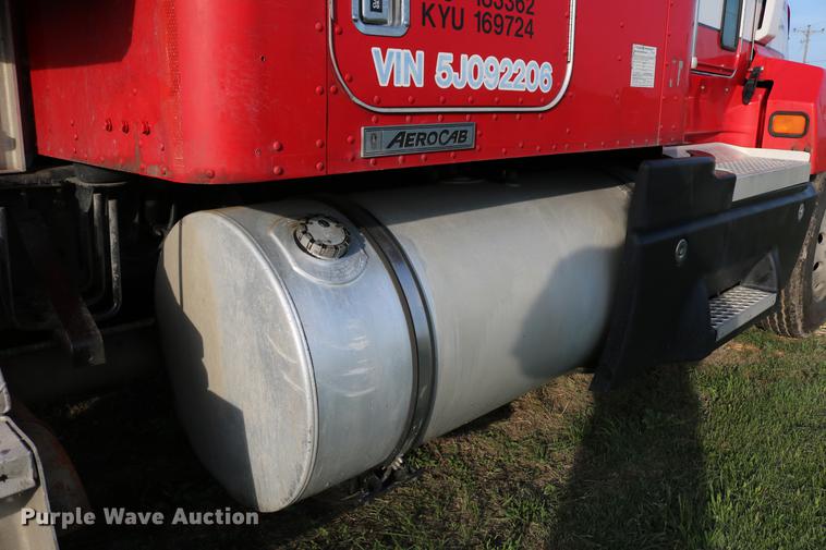 image for item DD4255 2005 Kenworth T600 semi truck