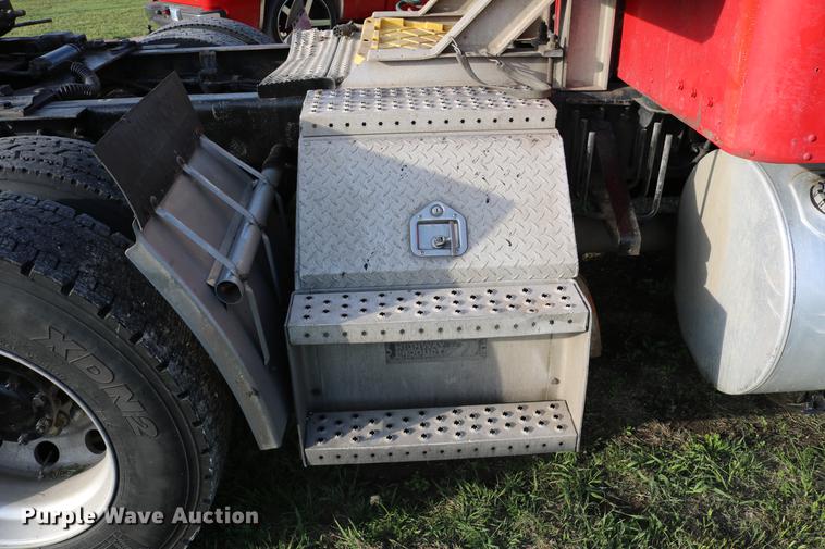 image for item DD4255 2005 Kenworth T600 semi truck