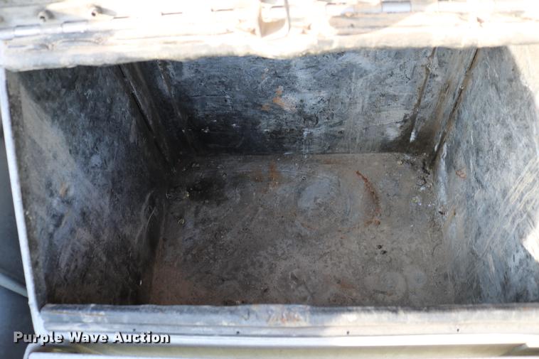 image for item DD4255 2005 Kenworth T600 semi truck