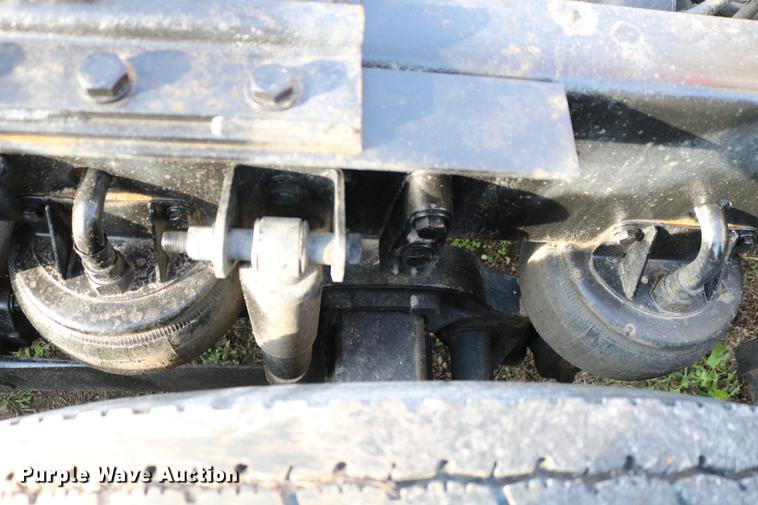 image for item DD4255 2005 Kenworth T600 semi truck