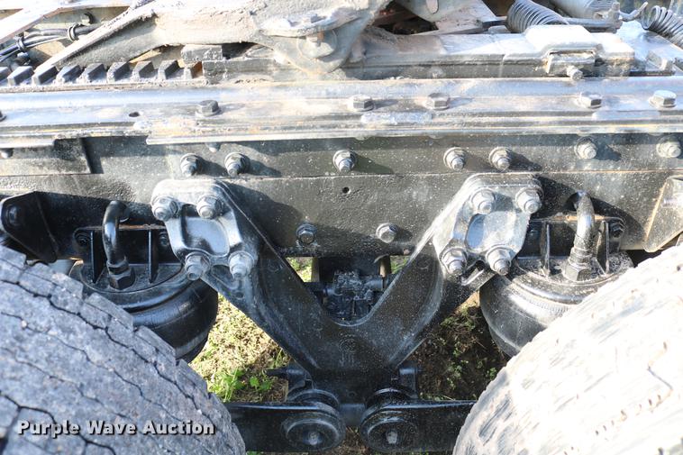 image for item DD4255 2005 Kenworth T600 semi truck