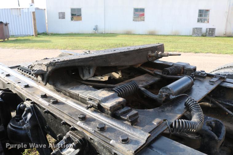 image for item DD4255 2005 Kenworth T600 semi truck