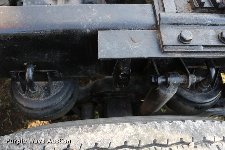 image for item DD4255 2005 Kenworth T600 semi truck