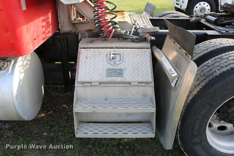 image for item DD4255 2005 Kenworth T600 semi truck