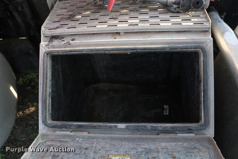 image for item DD4255 2005 Kenworth T600 semi truck