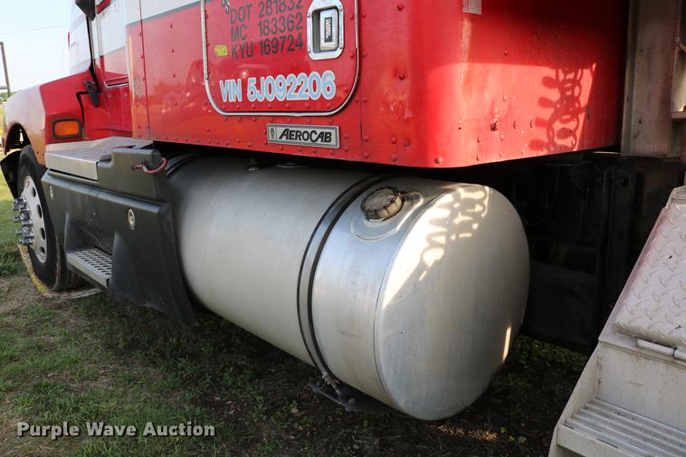 image for item DD4255 2005 Kenworth T600 semi truck