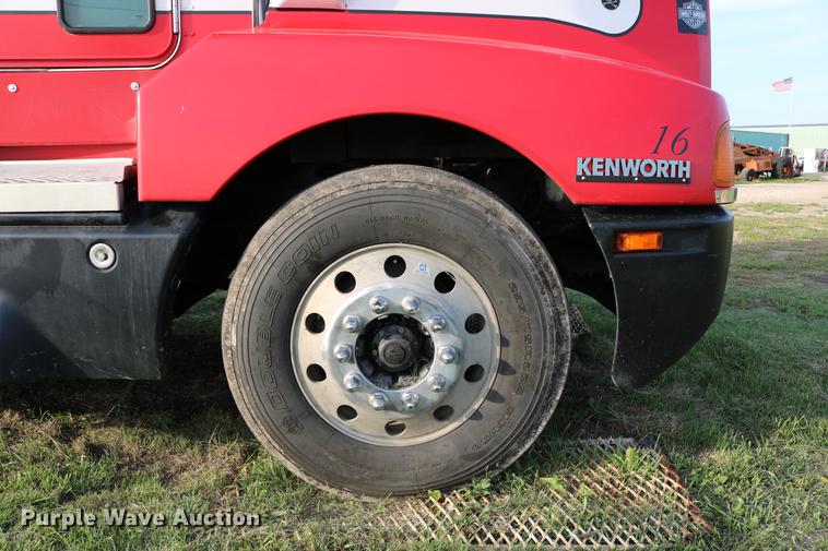 image for item DD4255 2005 Kenworth T600 semi truck