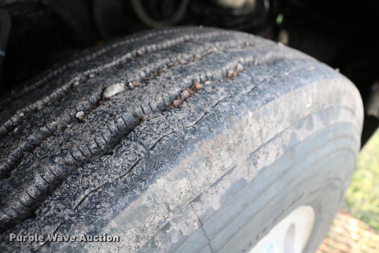 image for item DD4255 2005 Kenworth T600 semi truck