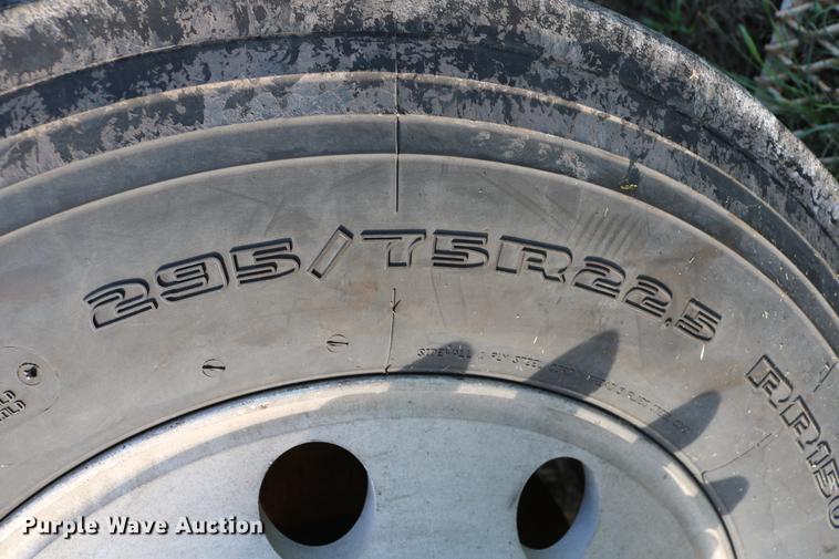 image for item DD4255 2005 Kenworth T600 semi truck