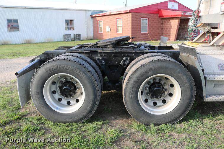 image for item DD4255 2005 Kenworth T600 semi truck