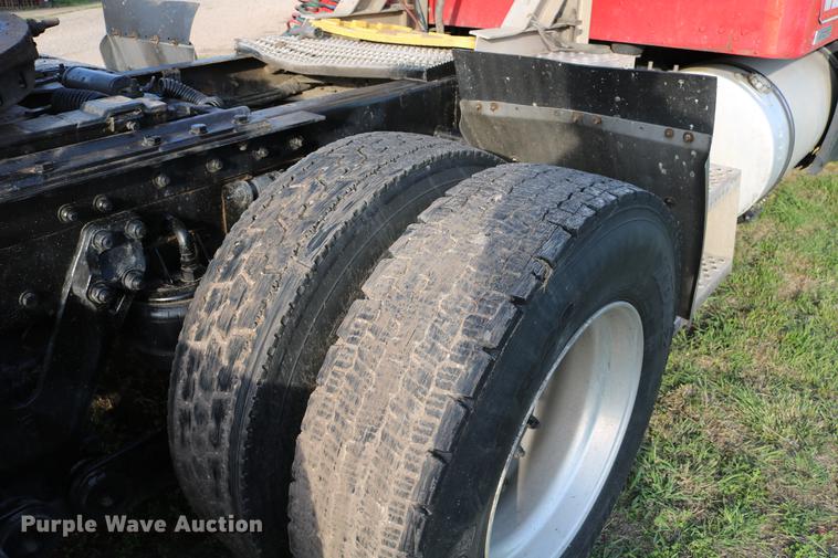 image for item DD4255 2005 Kenworth T600 semi truck