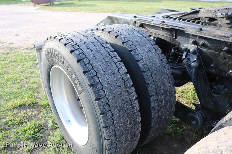 image for item DD4255 2005 Kenworth T600 semi truck