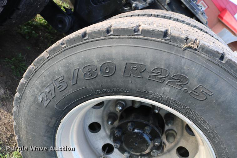 image for item DD4255 2005 Kenworth T600 semi truck