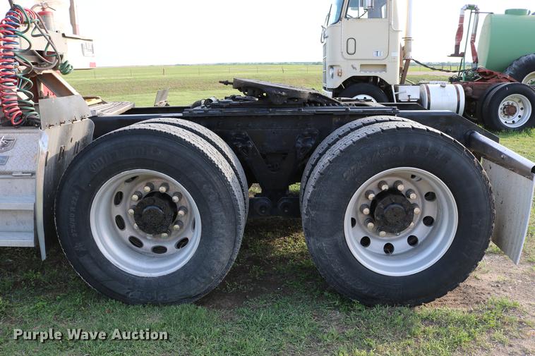 image for item DD4255 2005 Kenworth T600 semi truck