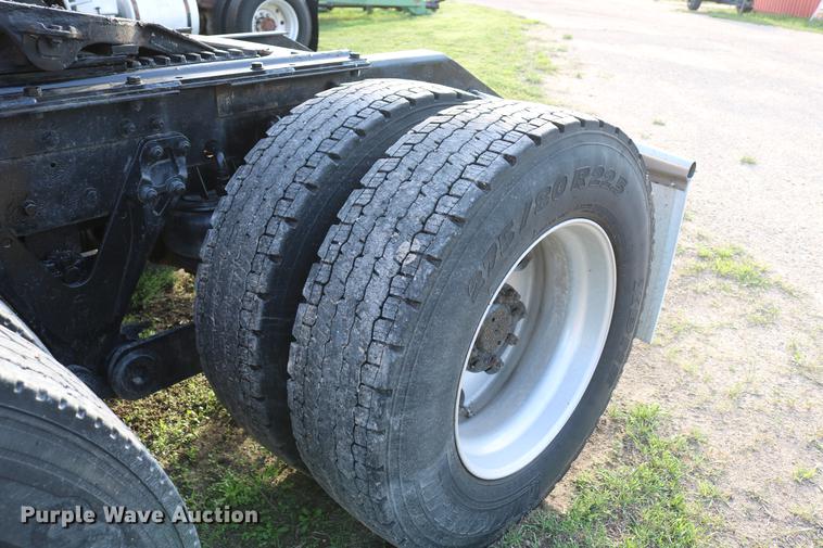 image for item DD4255 2005 Kenworth T600 semi truck